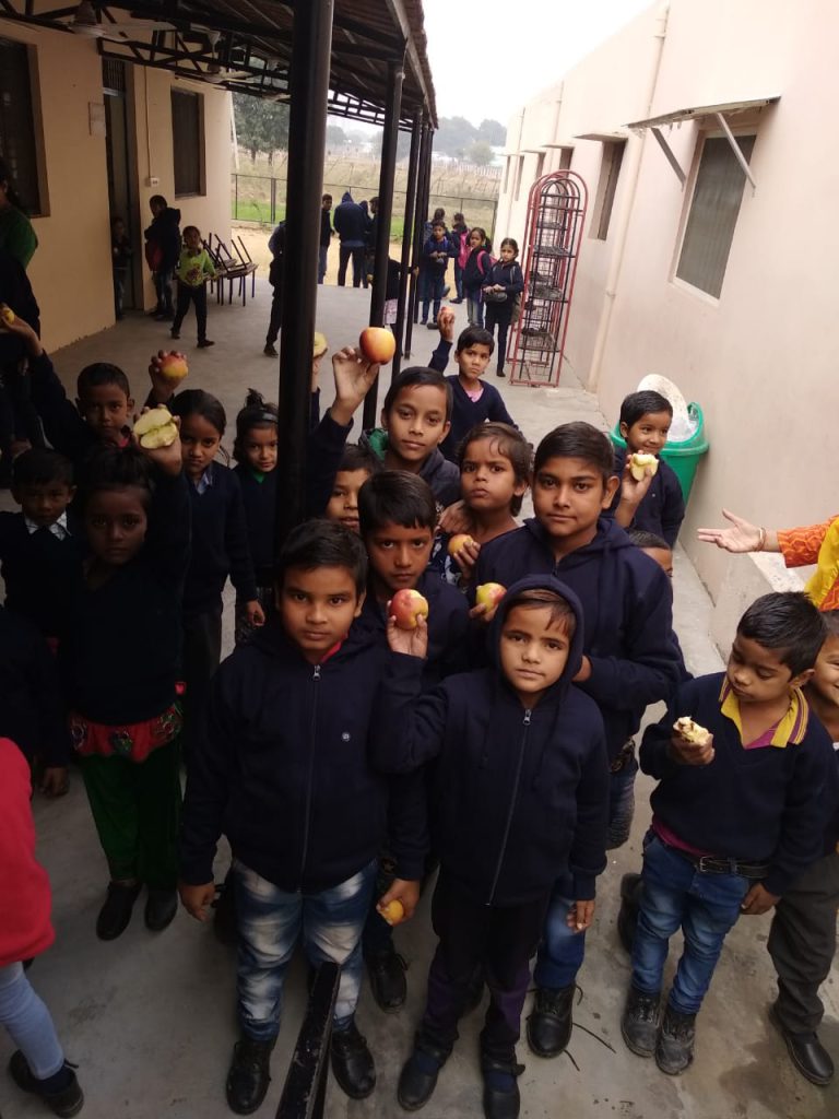 Apples in mid-morning snack