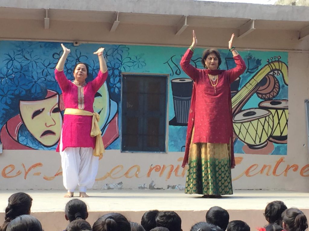 Dance by teachers on Children’s Day ’19